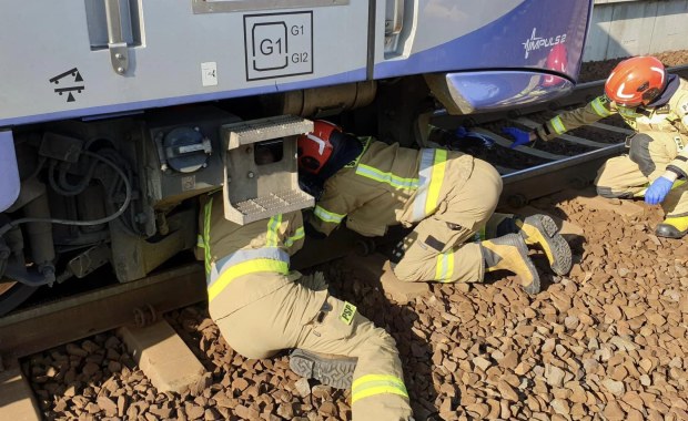 Nad kobietą przejechał pociąg. Skończyło się na złamanym nadgarstku 