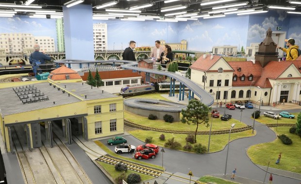 Nad Kolejkowem ściemnia się, czasem pada deszcz. Niezwykła makieta w Warszawie