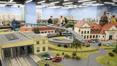 Nad Kolejkowem ściemnia się, czasem pada deszcz. Niezwykła makieta w Warszawie