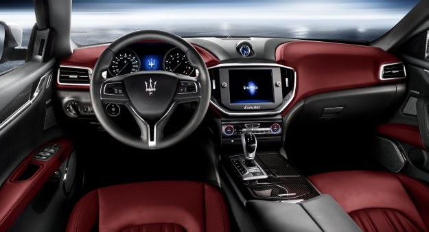 Nad konsolą środkową góruje dotykowy ekran... i tradycyjnie, analogowy czasomierz. /Maserati