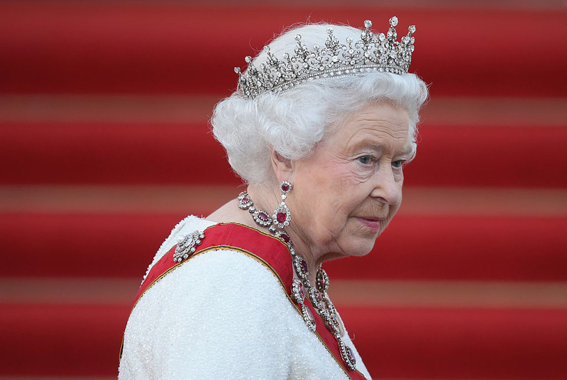 Nad królową gromadzą się ciemne chmury. Brytyjska monarchia od dawna nie miała tak złej prasy /Sean Gallup /Getty Images