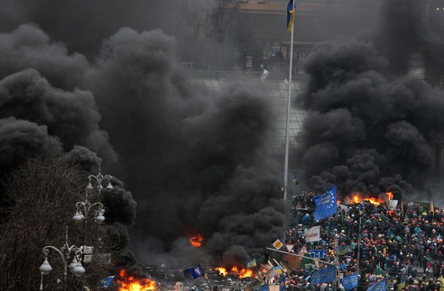 Nad Majdanem unosi się czarny dym /IGOR KOVALENKO /PAP/EPA