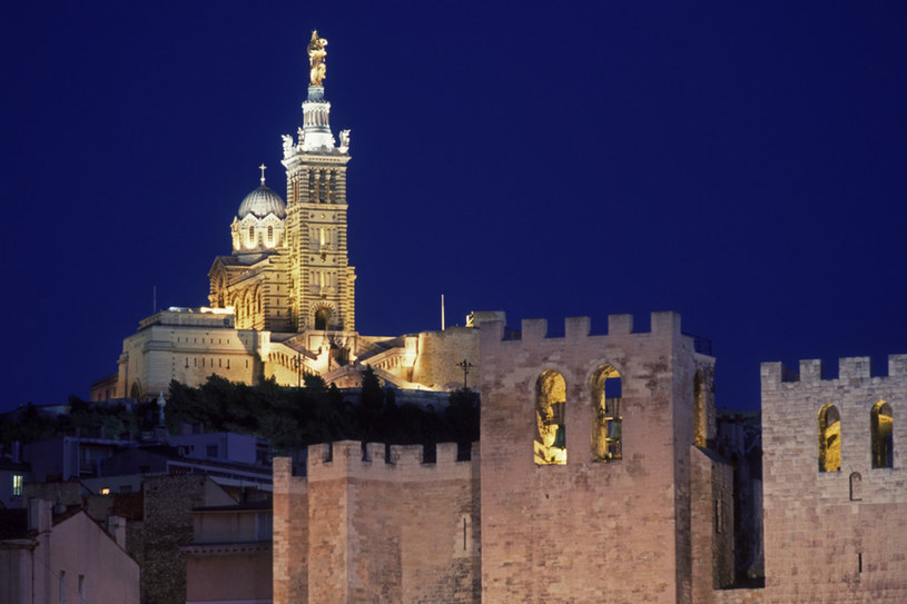 Nad miastem góruje pięknie iluminowana nocą katedra Najświętszej Marii Panny /East News