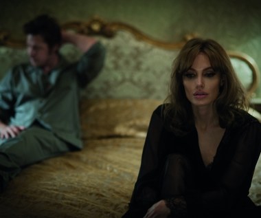 "Nad morzem" to nowy film w reżyserii laureatki Oscara - Angeliny Jolie Pitt. 

Po ciepłym przyjęciu wojennego dramatu „Niezłomny”, Jolie przedstawia kolejny film, który nie tylko wyreżyserowała, ale także napisała do niego scenariusz, wyprodukowała oraz zagrała główną. W filmie pojawia się u boku swego męża - Brada Pitta. 