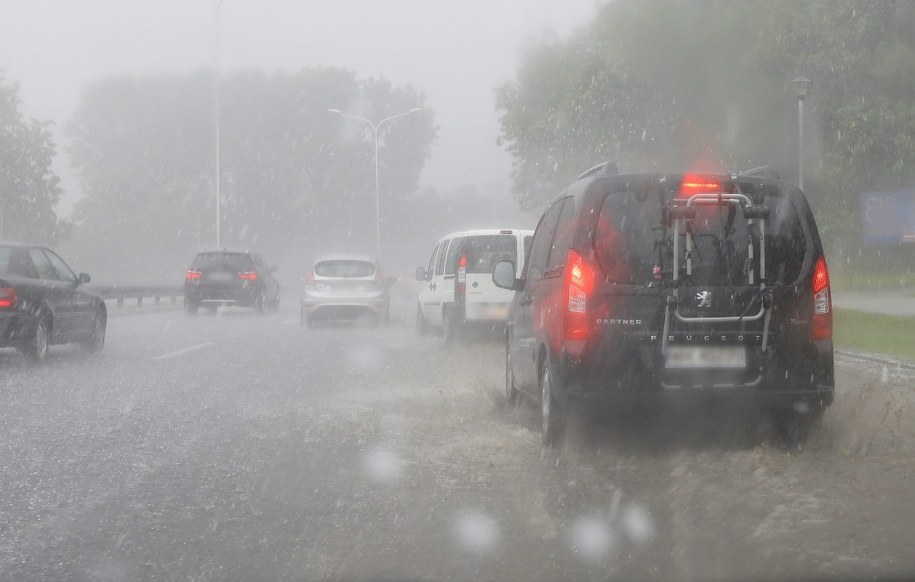 Połamane drzewa, zalana pętla autobusowa i parkingi. Olsztyn po nawałnicy