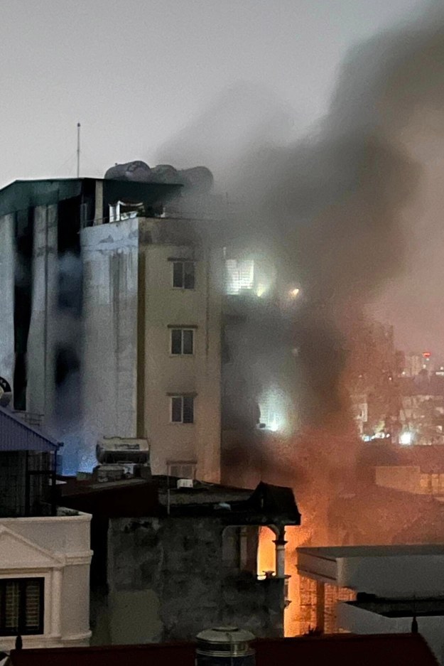 Nad płonącym budynkiem unosił się słup czarnego dymu /VIETNAM NEWS AGENCY /PAP/EPA