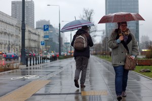 Nad Polskę nadciąga chłodniejsze powietrze. Opady w całym kraju