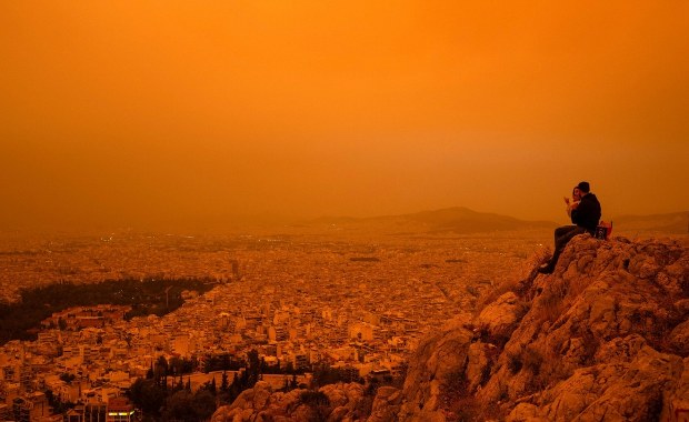 Nad Polskę nadciąga pył znad Sahary. Co warto wiedzieć? 