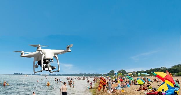 Nad polskimi plażami obserwuje się zwiększoną ilość dronów. Fot. Marcin Bruniecki /Reporter