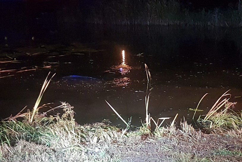 Nad powierzchnię wody wystawał tylko fragment dachu /Policja