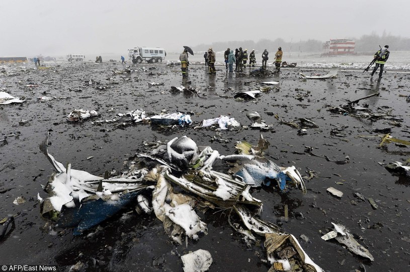 Nad ranem na rostowskim lotnisku rozbił się boeing 737-800 należący do linii FlyDubai, Fot. EastNews /AFP