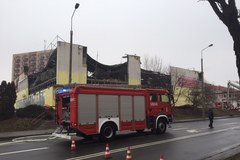 Nad ranem spłonęło 1 piętro i dach domu handlowego w Tczewie