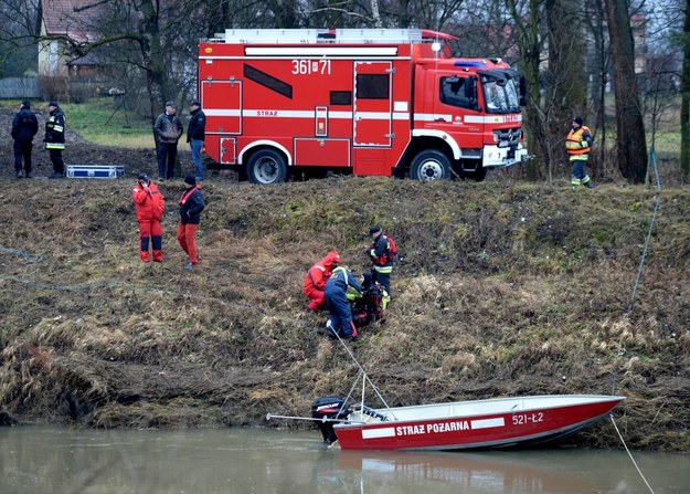 Nad rzeką Wisłok koło Tryńczy policja i straż pożarna kontynuuje poszukiwania trzech nastolatek /Dariusz Delmanowicz    /PAP