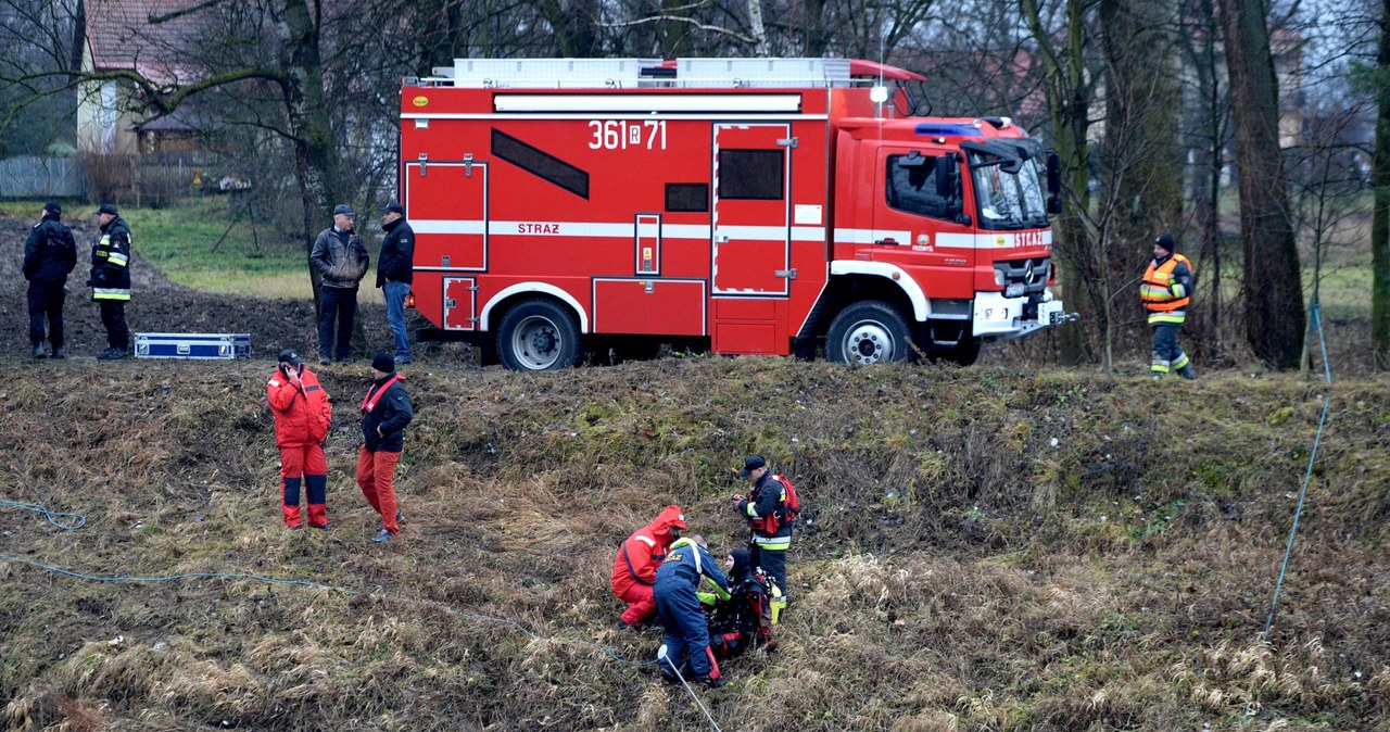 Nad rzeką Wisłok koło Tryńczy policja i straż pożarna kontynuuje poszukiwania trzech nastolatek /Dariusz Delmanowicz    /PAP