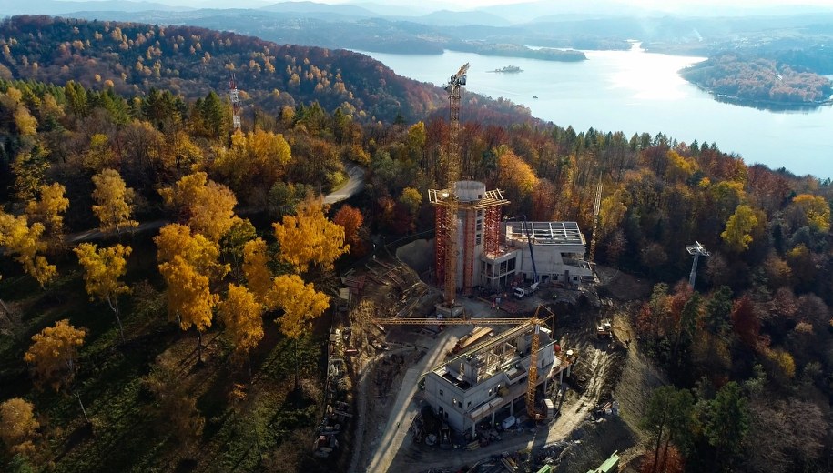 Nad Soliną trwa budowa kolei gondolowej /Polskie Koleje Linowe /