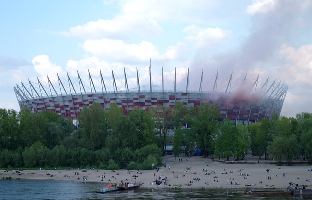 Nad Stadionem Narodowym unosi się dym z rac odpalonych przez kibiców podczas meczu finałowego Pucharu Polski pomiędzy Legią Warszawa i Lechem Poznań /Marcin Obara /PAP