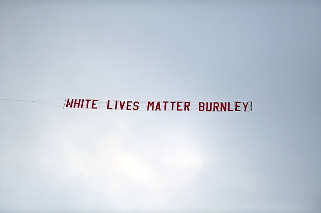 Nad stadionem przeleciał samolot z napisem "White Lives Matter" /Shaun Botterill/NMC/Pool /PAP