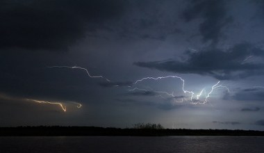 Nad tym jeziorem pioruny pojawiają się niemal każdej nocy. Wiadomo dlaczego