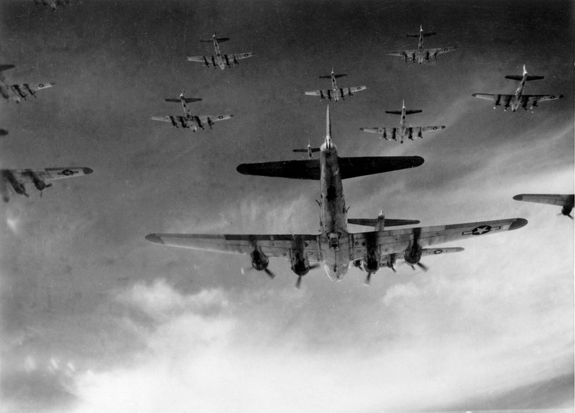 Nad Warszawę nadleciało ponad 100 bombowców. Miały przynieść ulgę Powstańcom