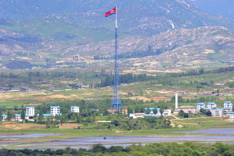 Nad wioską góruje 160-metrowy maszt z flagą Korei Północnej /AFP