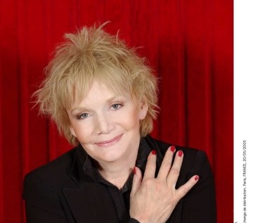 Nadal kocha grać. I złości ją, że ról dla kobiet w jej wieku jest tak mało. "Postanowiłam więc grać chłopców. Jako kobieta wyglądam już staro, ale gdy zmienię się w chłopca, od razu jest on młody - śmieje się pełna niespożytej energii artystka, która wciąż mieszka w paryskim atelier wraz z mężem Jeanem, o którym mawia, że jest miłością jej życia. A on, zapytany, jak to jest być mężem gwiazdy, odpowiada ze stoickim spokojem: "Można się przyzwyczaić!".

("Retro")