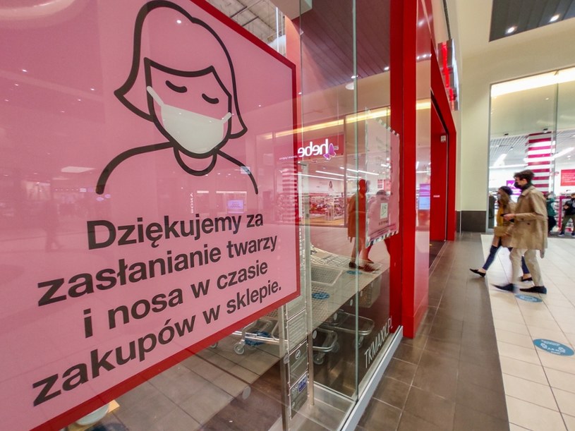 Nadal konieczne jest zasłanianie ust i nosa m.in. w autobusie, tramwaju i pociągu, w sklepie, urzędzie i kościele, a także ograniczona liczba miejsc w teatrach i kinach /Piotr Kamionka /Reporter
