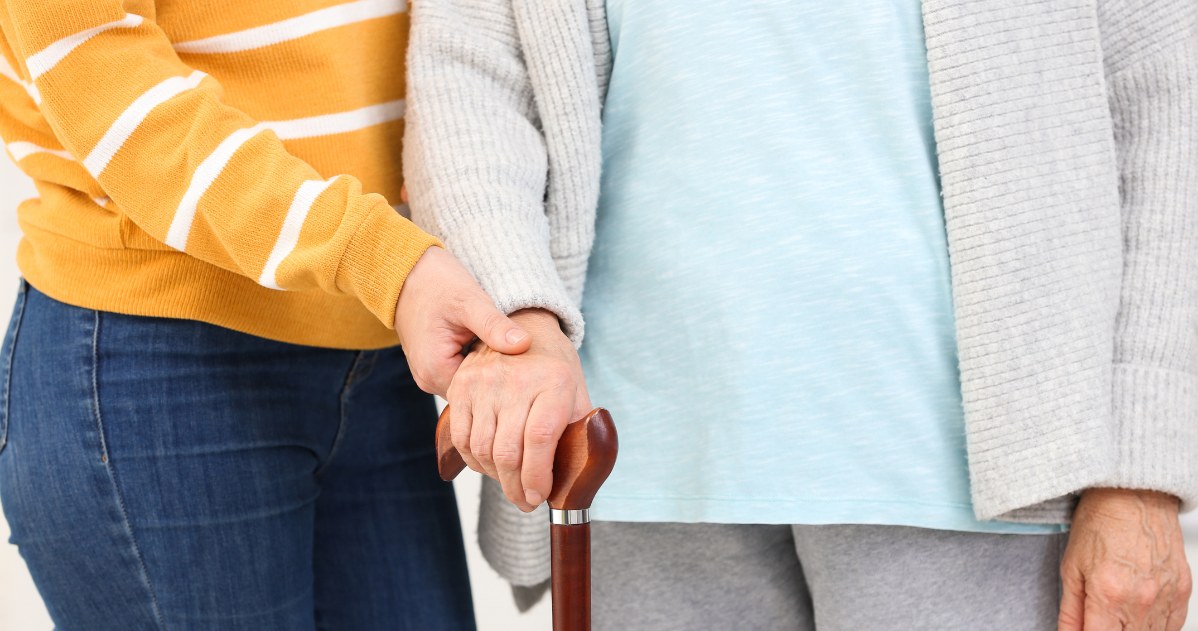 Nadal wiele osób uważa, że opiekę nad osobami starszymi powinni sprawować członkowie rodziny; przede wszystkim zaś - kobiety /123RF/PICSEL