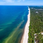 Nadbałtycka miejscowość tuż przy plaży. Wciąż można tu odpocząć bez tłumów 