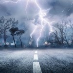 Nadchodzą burze. Kiedy uderzają pioruny, najlepiej zrobić jedną rzecz