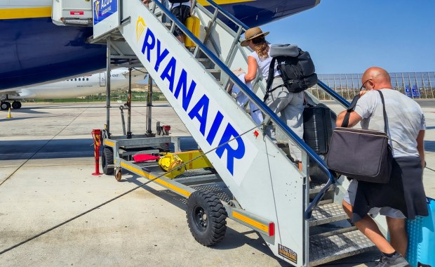 Nadchodzą wzmożone kontrole wymiarów bagażu? Wyższe premie dla pracowników Ryanaira