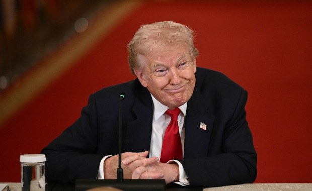 Nadchodzi "bardzo mocne" uderzenie na Iran. Trump mówi o "całkowitym zniszczeniu"