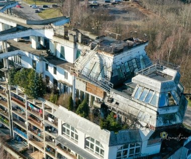Nadchodzi koniec najbardziej kuriozalnego domu w Polsce. Rozbiórka "willi na dachu bloku" pochłonie miliony