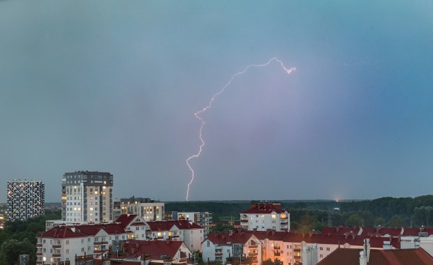 Nadciągają burze z gradem i silny wiatr. IMGW wydał alert dla 11 województw 