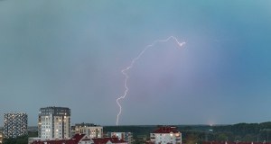 Nadciągają burze z gradem i silny wiatr. IMGW wydał alert dla 7 województw 