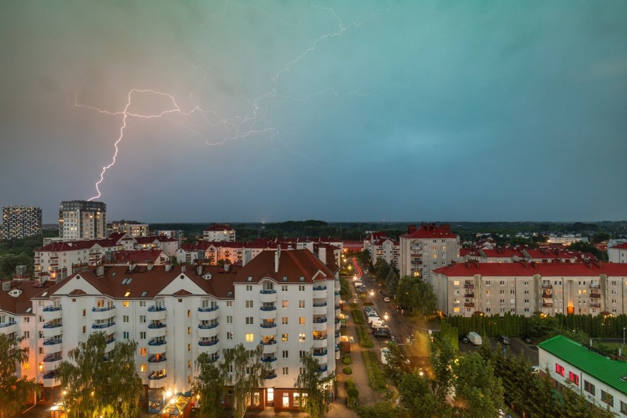 Nadciągają burze z gradem i śnieg w Tatrach. IMGW wydał alert dla 9 województw /Arkadiusz Ziółek /East News