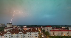 Nadciągają burze z gradem i śnieg w Tatrach. IMGW wydał alert dla 9 województw