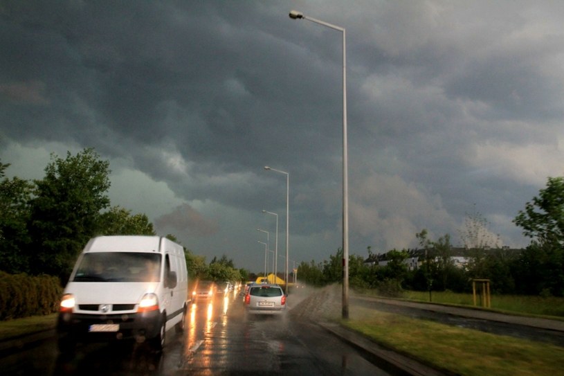 Nadciągają burze z gradem IMGW ostrzega cztery województwa Pogoda w INTERIA PL