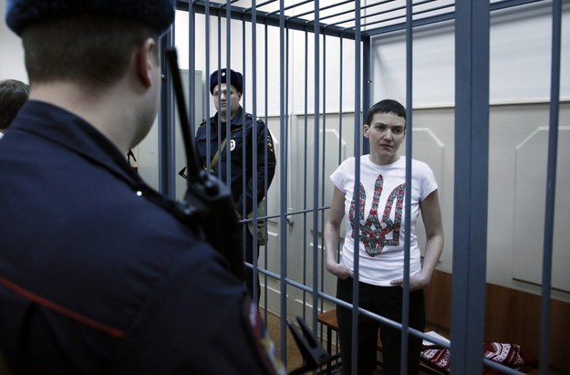 Nadija Sawczenko przed moskiewskim sądem 10 lutego 2015 r. /YURI KOCHETKOV /PAP/EPA