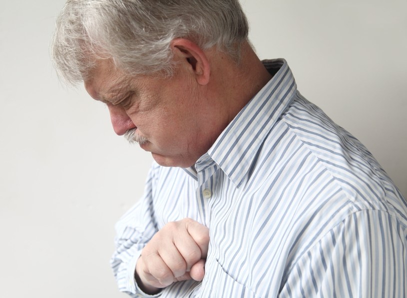 Nadkwasota może objawiać się bólami za mostkiem, co często mylone jest przez pacjentów z bólem serca /123RF/PICSEL