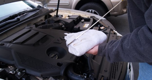 Nadmiar oleju silnikowego należy odessać. /Motor