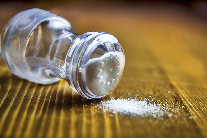Nadmiar soli w diecie przyczynia się do kłopotów z ciśnieniem i większej zachorowalności na choroby serca /123RF/PICSEL