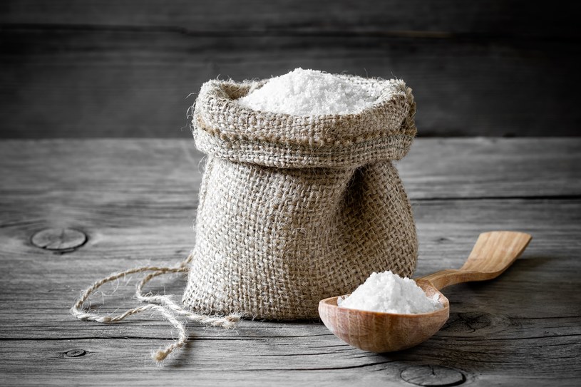 Nadmiar soli w diecie to także krótka droga do otyłości. Sól ma bowiem wpływ na metabolizm tkanki tłuszczowej - sprzyja jej powstawaniu i utrzymywaniu się, a ponadto zatrzymuje w organizmie wodę. Dodatkowo zwiększa apetyt. /123RF/PICSEL