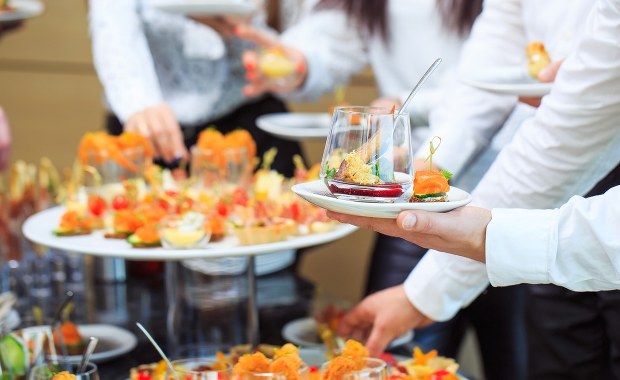 Nadmiar zadań, nadgodziny, zrywanie umów. Lato pracowników sezonowych