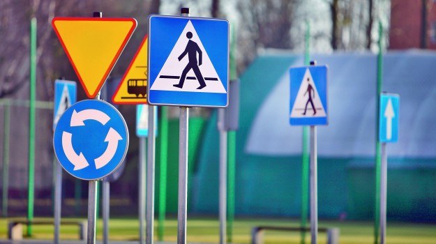 Nadmiar znaków przy drogach sprawia, że kierowcy przestają zwracać na nie uwagę. /Motor
