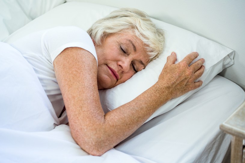 Nadmierną senność należy rozumieć jako występowanie senności lub napadów snu mimo odpowiednio długiego trwania wypoczynku w nocy /123RF/PICSEL