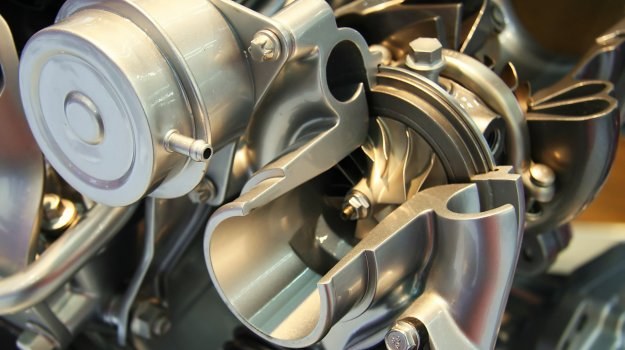 Nadmierne zużycie oleju przez turbosprężarkę może pociągnąć za sobą kolejne awarie, np. uszkodzenie katalizatora. /Motor