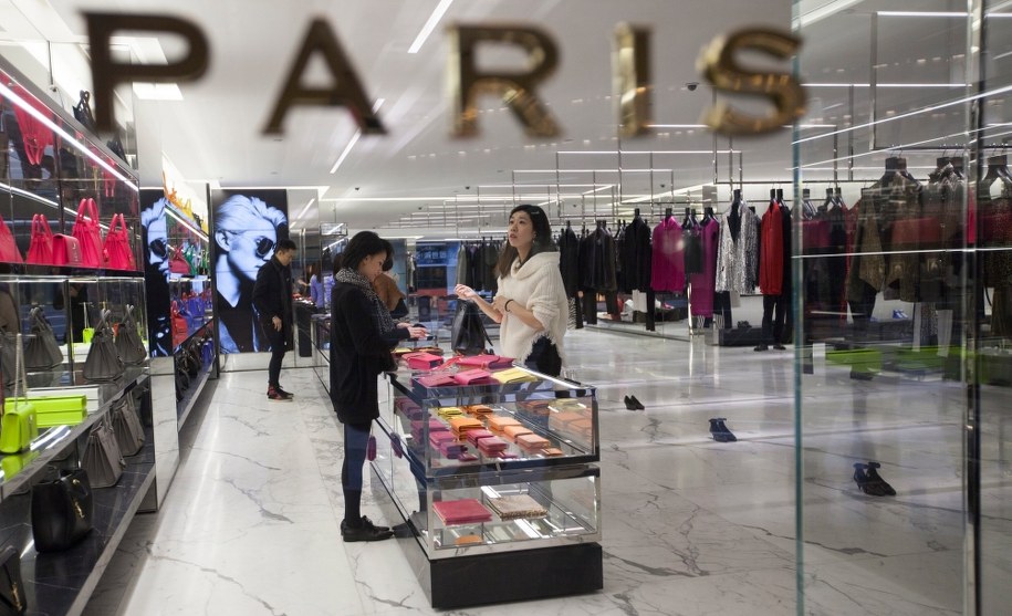 Nadmiernie zatłoczone, czy przesadnie rozległe sklepy, budzą... pewien dyskomfort. /ALEX HOFFORD /PAP/EPA