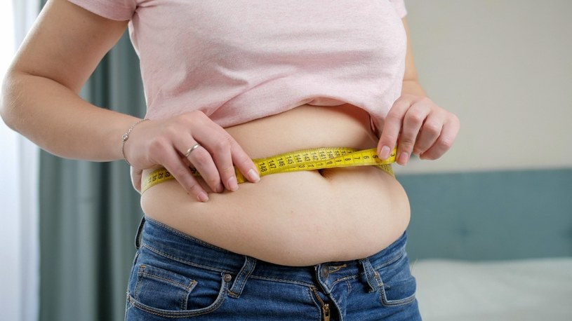 Nadmierny apetyt i tycie to jedne z typowych objawów zaburzeń hormonalnych w organizmie /123RF/PICSEL