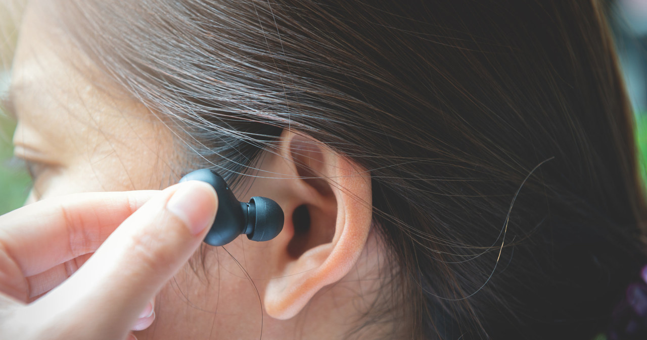 Nadużywanie słuchawek TWS może powodować problemy ze słuchem /123RF/PICSEL