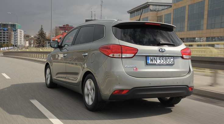 Nadwozie Carensa jest bardzo proporcjonalne. To jeden z atrakcyjniejszych modeli w klasie. /Motor